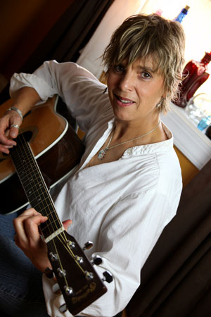 Cat Sellers with her guitar